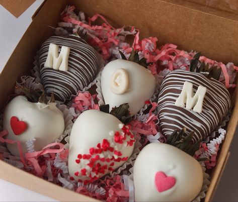 Mom Birthday Strawberries, Mom Strawberry Arrangement, Mother Day Chocolate Strawberries, Mother Day Strawberries Ideas, Mother Day Dessert Ideas, Mother’s Day Strawberry Boxes, Mothers Day Treat Ideas, Mother’s Day Chocolate Covered Strawberries, Mothers Day Chocolate Covered Strawberry