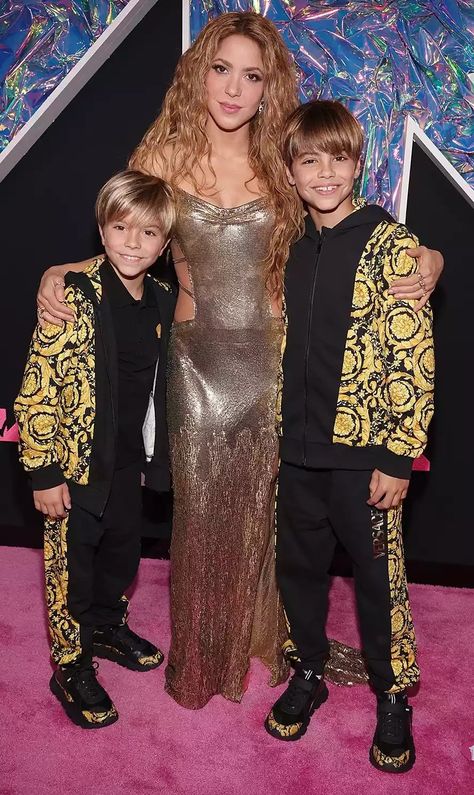 Shakira and sons Sasha and Milan Shakira Children, Shakira Fashion, Friends Show, Shakira, Milan, Collage, Celebrities, Hair Styles, Hair