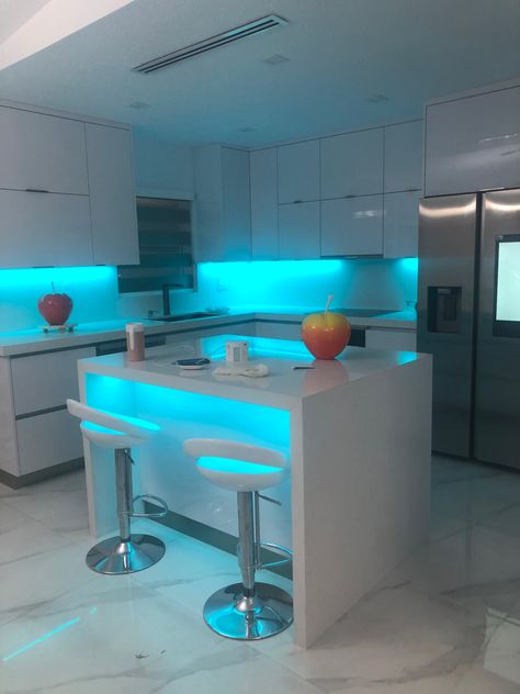 Led Lights Kitchen, Kitchen Cabinets Ideas, Apartment Decorating Living, Cooking Range, Kitchen Modular, Led House, Kitchen Decorating Ideas, Home Lighting Design, Modular Kitchen Design