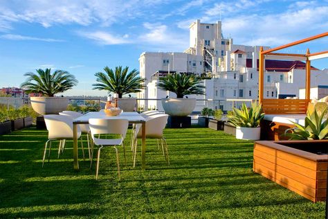 Artificial Grass Patio, Rooftop Decor, Home Decor Business, Garden Transformation, Outfit Outdoor, Decor Business, Rooftop Terrace Design, Rooftop Design, Pergola Ideas