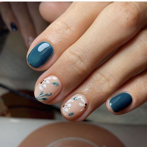 Short Hand Painted Nails, Teal Floral Nails, Matte Floral Nails, Floral Nail Designs Simple, Easter Nail Art Ideas, Spring Nails 2023 Gel, Nails 2023 Gel, Floral Manicure, Spring Nails 2023