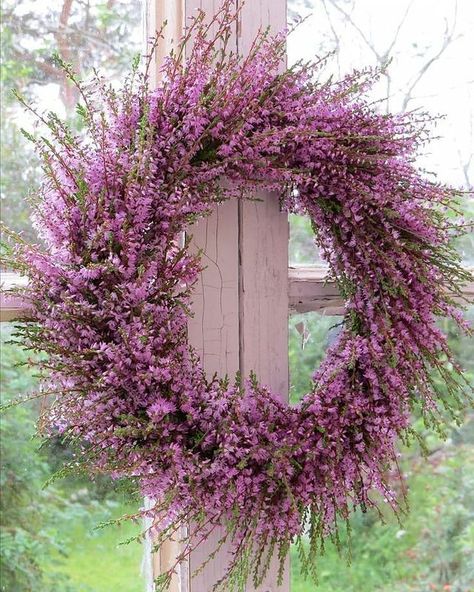 Nídia Perez på Instagram: "Morning... By pinterest." Heather Wreath, Wildflower Cottage, Shabby Chic Wreath, Wreath Natural, Floral Wreaths, Wreath Diy, Nature Crafts, Christmas Embroidery, Flower Wreath