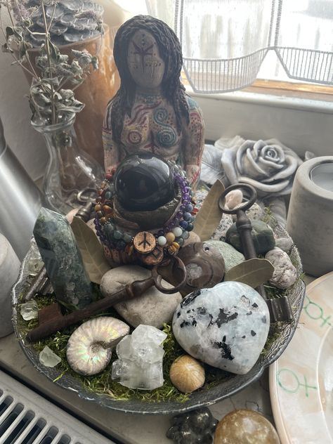 Hecate Alter, Cozy Witch Aesthetic, Altar Inspiration, Witchcraft Altar, Big Bee, Zen Den, Witchy Aesthetic, Crystal Altar, Woman Power