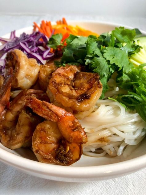 Ginger Sesame Shrimp Noodle Bowls - Eva Minette Ginger Shrimp, Sesame Shrimp, Shrimp Marinade, Shrimp Noodles, Sesame Ginger, Dinners To Make, Red Chili Flakes, Ginger Recipes, Noodle Bowls