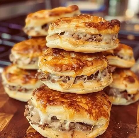 French Dip Biscuits – Naomi's Recipes Cheese Biscuit, Recipes French, French Dip Sandwich, French Dip, Biscuit Recipe, Roast Beef, Appetizer Snacks, Junk Food, Cooking Time