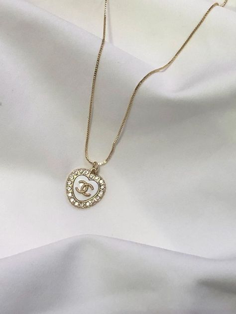 Channel Jewelry, Swarovski Heart, Pretty Jewelry Necklaces, Chanel Necklace, Gold Chanel, Swarovski Bracelet, Girly Accessories, Chanel Jewelry, Classic Logo