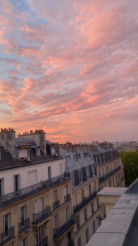 A pink sky during sunset, lots of clouds. Taken on a high floor in a building in Paris. Haussmanian or typical Parisian architecture. Sunsets In Paris, Beige Sunset, Pretty Skys, Paris Sunset, Studying Aesthetic, Parisian Architecture, Aesthetic Paris, Paris Summer, Sunset City