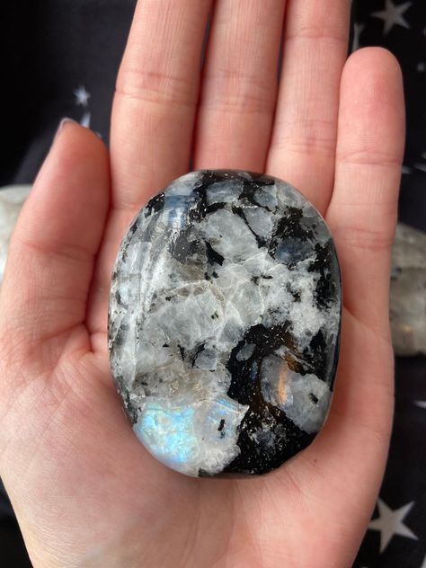 White Labradorite, Reiki Meditation, Black Moonstone, Meditation Tools, Palm Stones, Moonstone Crystal, Meditation Stones, Moon Lovers, Palm Stone