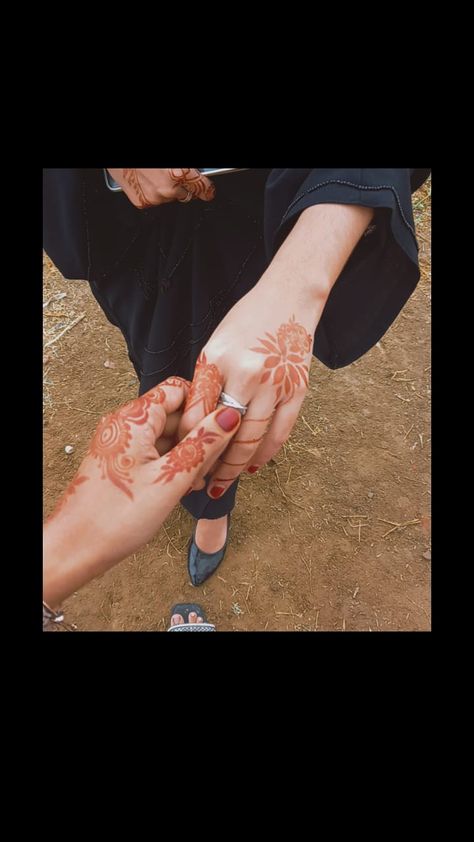 Couple Poses Snapchat, Friends Hand Pic, Best Friend Hand Pic, Fake Couple Snaps, Fake Best Friends Photo, Anum Fayyaz, Friends Dpz, Happy Birthday Love Quotes, Camera Tattoo