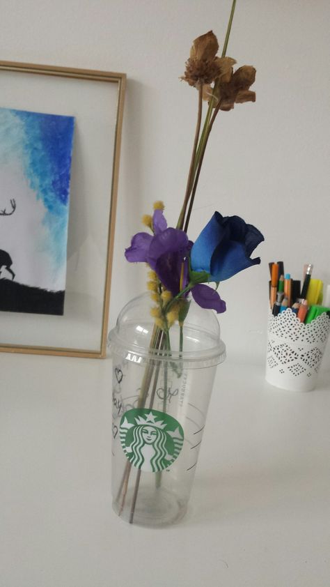 Was man einfach aus einem Starbucks Becher machen kann.   Einfach säubern und paar Plastik Blumen rein durch das Loch und schon ist es fertig! Starbucks Becher, Glass Vase, Vase, Glass, Home Decor, Home Décor