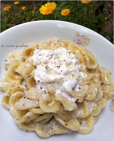 Un primo piatto velocissimo da preparare ma che conquista: Sono le Orecchiette alla stracciatella! Confort Food, Pasta Fresca, Weird Food, Rigatoni, Italian Dishes, Puglia, Finger Foods, Pasta Recipes, Good Eats