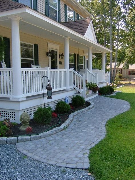 Arsitektur Kolonial, Veranda Design, Porch Landscaping, Pathway Landscaping, Front Porch Design, Farmhouse Front Porches, Porch Area, Desain Lanskap, Porch Railing