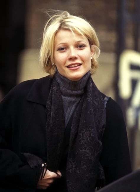 Gwyneth Paltrow Hair, Gwyneth Paltrow Style, Blue Turtleneck, Pixie Bob Haircut, Dark Clothes, City Woman, 90s Hairstyles, Pixie Bob, Gwyneth Paltrow