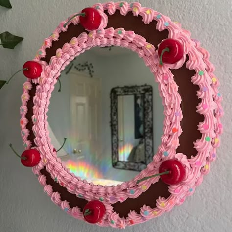 Fake Cake Mirror, Cake Mirror, Spiegel Diy, Candy Decorations Diy, Bakery Crafts, Decoden Diy, Diy Cream, Cake Aesthetic, Sculpture Art Clay