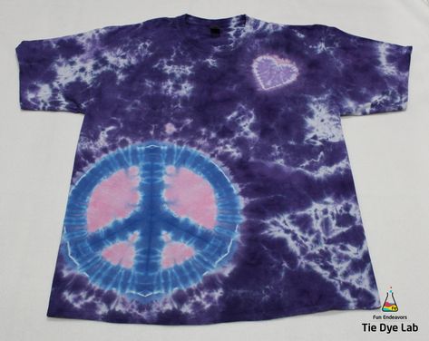 Tutorial video showing how to tie and dye a shirt with a peace sign and multiple hearts. Tie Dye Peace Sign, Tie Dye Tutorial, Dyeing Tutorials, Shirt Tutorial, Tie And Dye, Heart Shirt, Tutorial Video, Peace Sign, Tie Dye Top