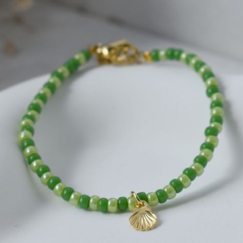 🌿 Voeg Natuurlijke Schoonheid toe aan je Stijl! 🌿
Dit Groene Meisjes Armbandje met Kralen en Schelpje van goud staal is het perfecte accessoire om een vleugje natuurlijke schoonheid toe te voegen aan je dagelijkse stijl. Met zijn trendy groene kralen en elegante schelpje zal het je look compleet maken. Bestel nu en straal met trots! 💚✨ #accessoires #groen #natuurlijkestijl #armbandje Jewelry Inspo, Summer Girls, Jewelry Making, Bracelet, Jewellery Making