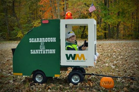 Here's an awesome garbage truck costume with working lights! #Halloween #Costumes Garbage Man Costume, Birthday Party Ideas Halloween, Wagon Costume, Garbage Truck Birthday Party, Truck Costume, Truck Birthday Party Ideas, Garbage Truck Birthday, Halloween Party Essentials, Party Ideas Halloween