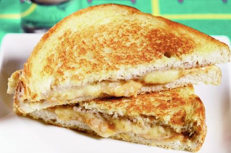 With a tasty combination of peanut butter and banana, it's easy to see why this was a favourite treat for the king of rock and roll. Toasted Sandwiches, Keju Cheddar, Banana Butter, Peanut Butter And Banana, Hungry Girl Recipes, Banana Sandwich, Banana French Toast, Sandwich Ideas, Fried Bananas