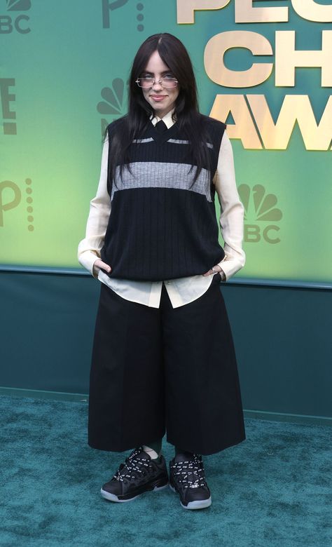 Billie Eilish Best Outfits, Billie Eilish Style Aesthetic, Billie Eillish Aesthetics Outfits, Iconic Billie Eilish Outfits, Billie Eilish Outfits Aesthetic, Billie Eilish Outfits 2024, Billie Eilish Jorts Outfit, Billie Eilish Lunch Outfit, Billie Eilish Standing