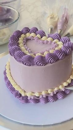 Bolo Vintage, Vintage Birthday Cakes, Simple Cake Designs, Cake Decorating Piping, Mini Cakes Birthday, Cake Decorating Frosting, Cake Decorating Videos, Cake Decorating Designs, Pretty Birthday Cakes