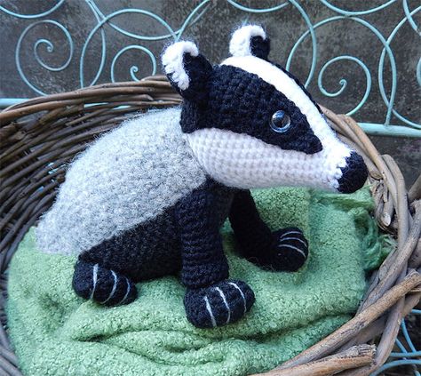 Bradley the Badger, Amigurumi Crochet Pattern. Badger Amigurumi, Crochet Badger, Crochet Jungle Animals, Sewn Animals, Crochet Figures, Baby Badger, Harry Potter Blanket, Crocheted Animals, Crochet Goodies