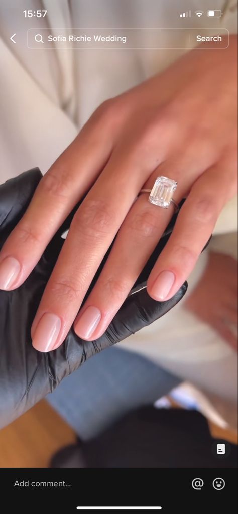 Wedding Nails Clear, Wedding Nails Bridesmaid Natural, Engagement Nails Natural, Engagement Rings Sofia Richie, Neutral Bridal Nails Wedding, Wedding Sofia Richie, Bridal Nails Classy, Wedding Nails For Bride Pale Skin, Engagement Ring Sofia Richie