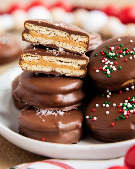 Ritz Cracker Cookies - Best Christmas Desserts Ritz Cracker Cookies, Ritz Cracker Dessert, Microwave Peanut Butter Fudge, Best Cookie Recipe Ever, Cracker Dessert, Ritz Cracker Recipes, No Bake Cookie, Best Christmas Desserts, Ritz Cracker