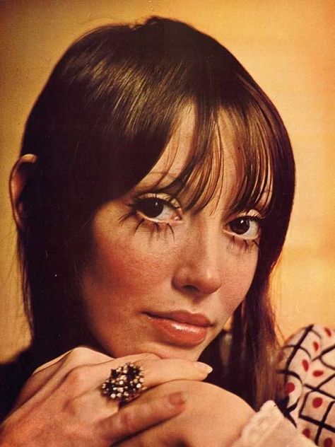 13 Pictures That Prove Shelley Duvall Was A Fashion Queen Modern Vintage Makeup, 60s Portrait Photography, Faces Looking Up, Twirling Hair Pose, Anguished Face, Shelly Duval, Shelly Duvall, 60s Photoshoot, 1960s Makeup