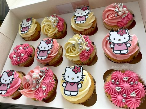 Hello Kitty Birthday Cupcakes, Hello Kitty Cupcakes Ideas, Bolo Da Hello Kitty, Sanrio Party, Hello Kitty Birthday Theme, Hello Kitty Theme Party, Kitty Cupcakes, Hello Kitty Birthday Cake, Cat Cupcakes