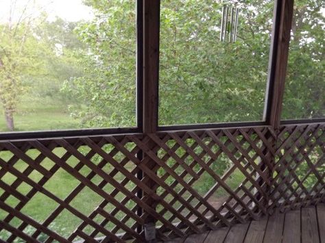 32 DIY Deck Railing Ideas & Designs That Are Sure to Inspire You Porch Railing Diy, Diy Deck Railing Ideas, Diy Deck Railing, Porch Lattice, Lattice Deck, Wood Deck Railing, Metal Deck Railing, Deck Railing Ideas, Deck Railing Design