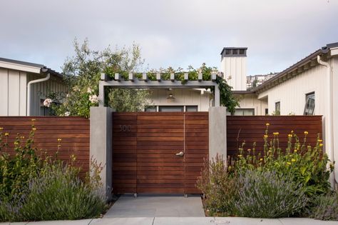 Architects' Garden Privacy Screens | Gardenista ~  Says SF-based landscape architect Pete Pedersen of Pedersen Associates, “The real key to any privacy solution is layers.” The first layer for this modern farmhouse is a custom wood fence blocking the house from the street while creating a fully private courtyard inside. Garden Privacy Screens, Nursery Nook, Garden Privacy Screen, Privacy Landscaping, Garden Privacy, Front Courtyard, Front Yard Fence, Outdoor Privacy, Farmhouse Garden