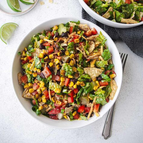 Fresh veggies, black beans, cheddar cheese, and super crispy tortilla chips make this family-friendly Tex Mex salad for all summer long. Mex Salad, Sides With Tacos, Tex Mex Salad, Mexican Salad, Cold Salads, Shredded Lettuce, Fresh Veggies, Tex Mex, Tortilla Chips