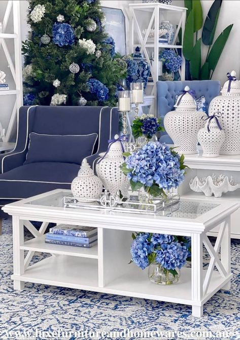 Hamptons Christmas Decor, White And Navy Living Room, Navy And White Living Room, Hamptons Style Living Room, Blue And White Living Room, Luxe Furniture, Small Space Interior Design, Blue Living Room Decor, Hampton Style