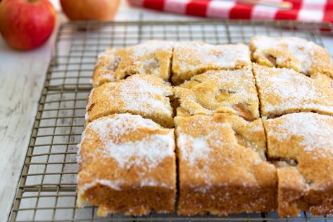 Traybake Dessert Recipes, Apple Traybake Recipes, Apple Tray Bake Recipe, School Tray Bake, Tray Bakes Cakes, Traybake Recipes Cake, Apple Traybake, Traybake Recipes, Low Sugar Cakes