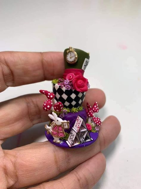 Alice In Wonderland Miniatures, Fairy Garden Accessories Diy, Alice In Wonderland Scenes, Fairy Teacup Garden, Halloween Alice In Wonderland, Alice In Wonderland Hat, Alice In Wonderland Crafts, Alice In Wonderland Diy, Alice In Wonderland Decorations