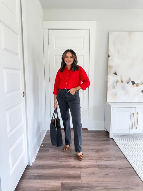 red top / red style / red trends / red blouse / denim / black jeans / leopard heels / work tote / office outfit / casual workwear Red Shirt Black Jeans Outfit, Red Blouse Outfit Work, Red Blouse Outfit, Red Tshirt Outfit, Blouse Outfit Work, Diana Style, Blouse Outfit Casual, Office Casual Outfit, Casual Workwear