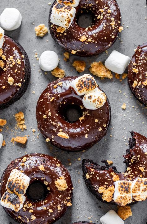 Baked S'mores Donuts – MikeBakesNYC Smores Donut, Baked Smores, Fancy Donuts, Donut Decorating Ideas, Donut Calories, Donut Flavors, Donuts Donuts, Donut Decorations, Delicious Donuts