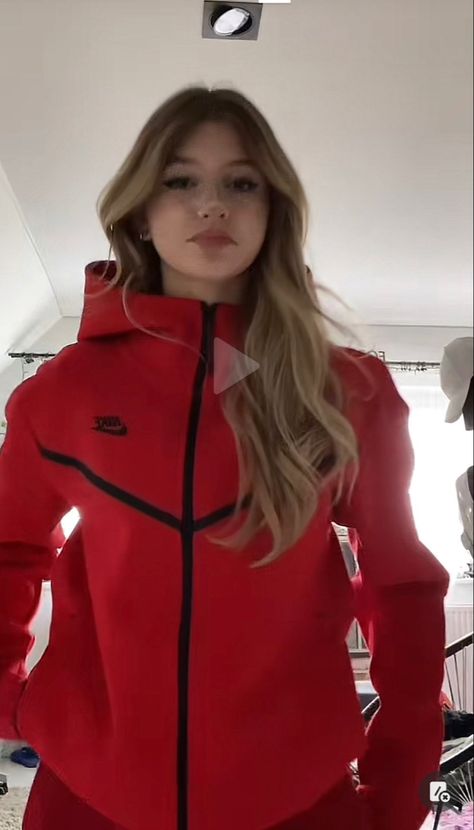 Nike Tech Rouge, Tech Rossa, Nike Tech Outfits Women, Nike Tech Fleece Womens Outfit, Tech Fleece Girl, Nike Tech Girl, Nike Tech Red, Nike Tech Fleece Red, Nike Tech Outfit