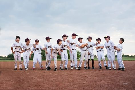 Game on: 9 Secrets for shooting your child’s baseball games Baseball Team Pictures Poses, Team Banner Ideas, Baseball Team Photos, Baseball Picture Ideas, Baseball Team Pictures, Team Picture Poses, Baseball Photoshoot, Kids Playing Sports, Dream Photoshoot