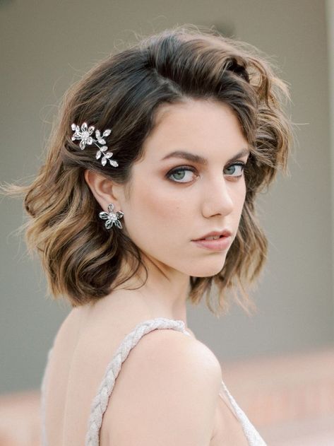 Hair And Make Up For Wedding Bridesmaid, Wedding Hair One Side Flowers, Bridal Hairdo Short Hair, Bob Hair Wedding Styles Brides, Short Dark Wedding Hair, Bridal Lob Hairstyles, Shoulder Length Curled Hair For Wedding, Collarbone Length Wedding Hair, Wedding Style For Short Hair