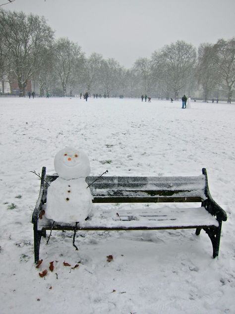 Snowman Outdoor Decorations, Ice Crafts, England Winter, Snow Images, Grey Christmas, Photographs Ideas, Winter Painting, Brick Lane, Winter Sun