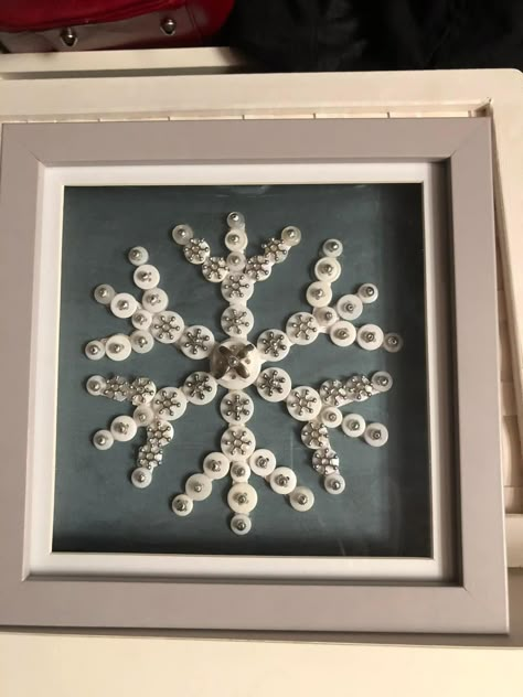 Button Snowflakes, Buttons Crafts Diy, Snowflake Craft, Vintage Jewelry Ideas, Button Art, Button Crafts, Art Show, Christmas Art, Jewelry Art