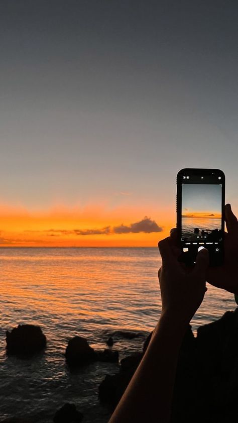 Sunset Pantai Aesthetic, Iphone Pic, Couple Beach Pictures, Aesthetic Orange, Look At The Moon, Beach Photography Poses, Orange Sky, Sky Photos, Cute Couple Poses