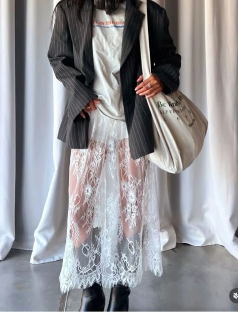 White Lace Skirt Outfit, Look Festival, White Lace Skirt, Maxi Lace Skirt, Neue Outfits, Lace Outfit, Lace Maxi, Mode Inspo, Outfits Casuales