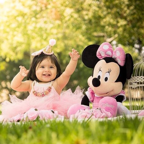 Twodles Photoshoot, Minnie Mouse Birthday Pictures, Mini Mouse 1st Birthday Photoshoot, Minnie Mouse Photo Shoot Ideas, Minnie Mouse 2nd Birthday Pictures, Minnie Mouse Photo Shoot, Baby Girl 2nd Birthday Photoshooting, Mini Mouse First Birthday, Two Year Old Girl Photoshooting Ideas