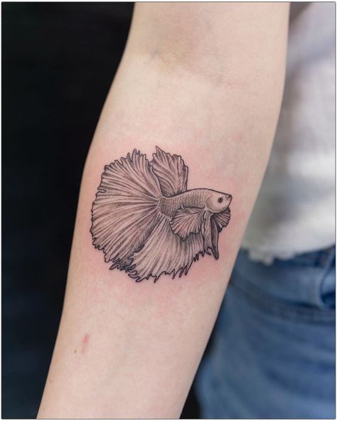 Beta Tattoos, Fish Finger Tattoo, Sea Fish Tattoo, Fish Tail Tattoo, Beta Fish Tattoo, Fin Tattoo, Betta Tattoo, Drawings Tattoo Ideas, Betta Fish Tattoo