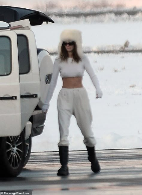 Kendall Jenner Snow, White Winter Outfits, Adelboden, Snow Style, Russian Winter, Winter Princess, Kendall Style, Snow Princess, Snow Angel