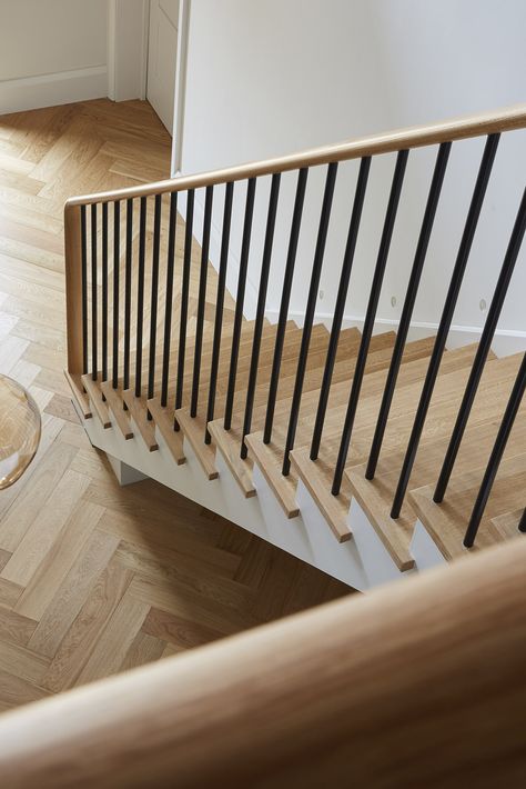 Open Oak Staircase, Balastraid Ideas, Scandi Stairs, Hamptons Stairs, Portugal Interiors, Beach House Staircase, Spine Staircase, Cantilever Staircase, Staircase Construction