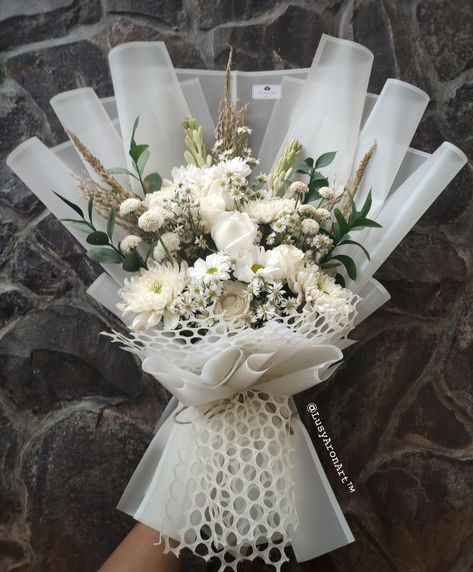 White Bouquet theme Bouquet Reference, Bucket Flowers, Bucket Ideas, Diy Bouquet Wrap, Money Bouquet, Artificial Bouquet, Flower Bucket, Bouquet Wrap, Diy Bouquet