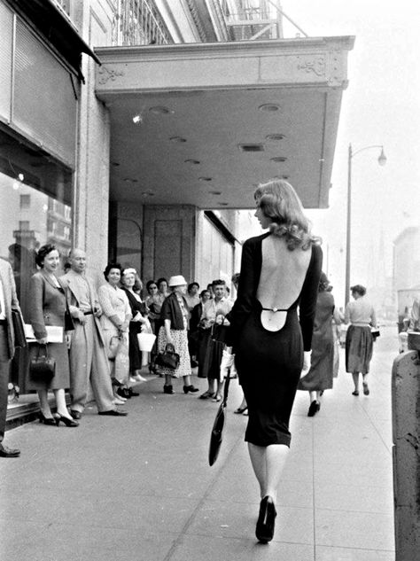 Model, Vikki Dougan Vikki Dougan, 1950s Woman, 1950s Fashion Women, 1950s Women, Curve Hugging Dress, Rare Historical Photos, Veronica Lake, Black Backless Dress, Lauren Hutton